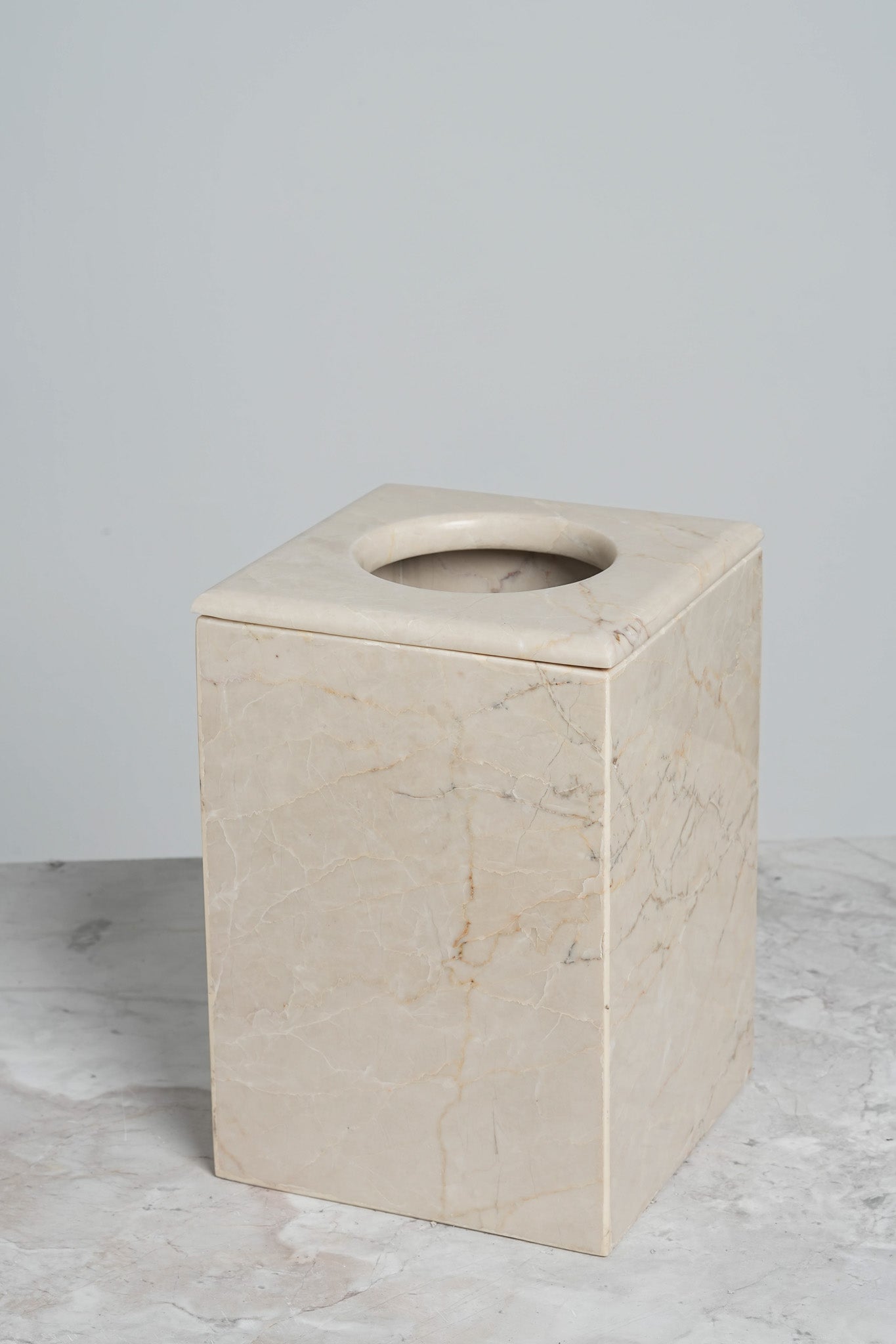 Tissues basket with cover